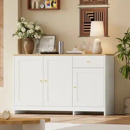 Kummut kööki kolme ukse ja ühe sahtliga valge 120x40x75 cm | E-pood Tootemaailm Valge kummut kööki kolme ukse ja ühe sahtliga, mis paikneb stiilses ja heledas köögikeskkonnas, täis lillevaase ja dekoratiivseid esemeid puidust pinnal.