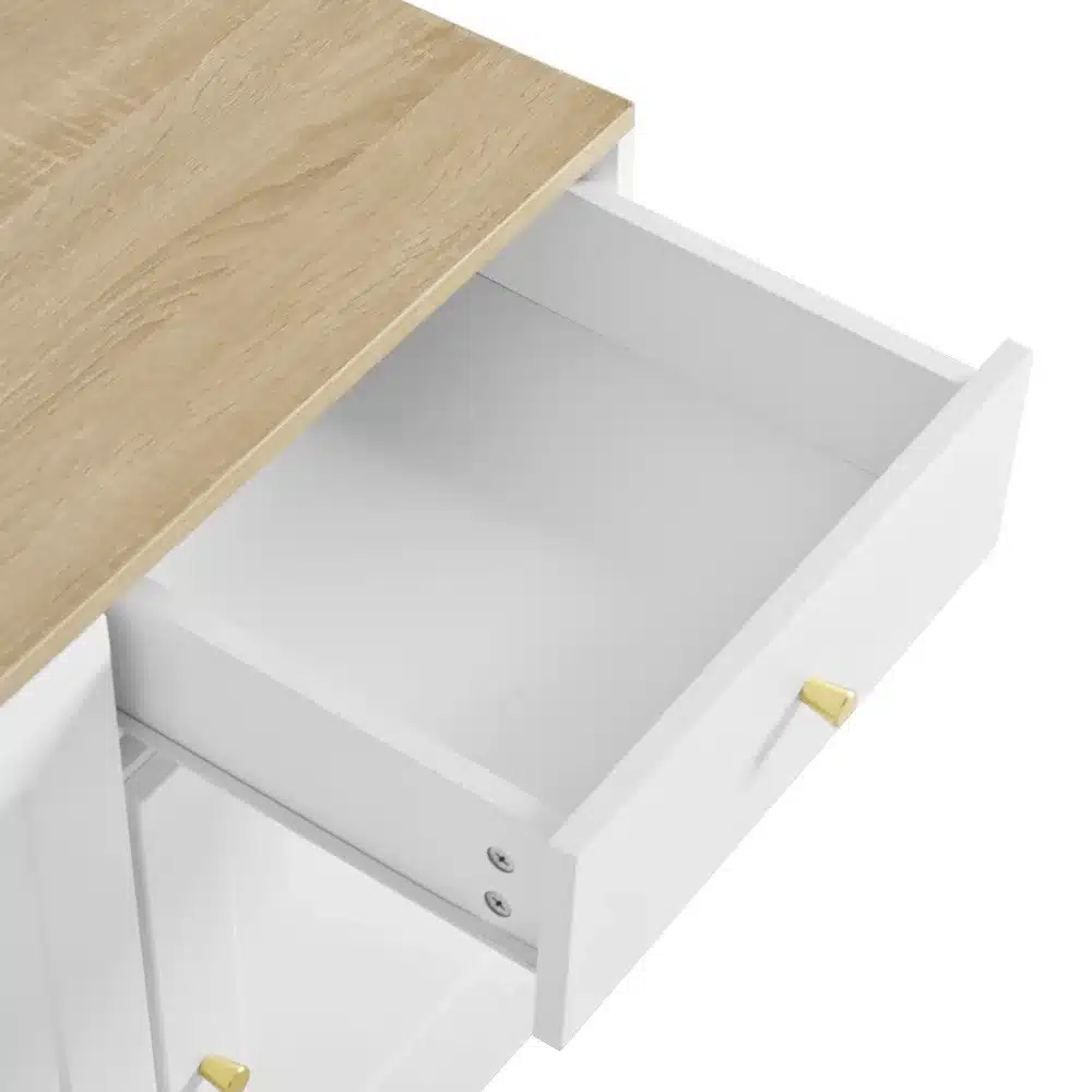 Valge kummut kööki kolme ukse ja ühe sahtliga, mõõtmetega 120x40x75 cm, kergelt tekstureeritud puitlaud ja kuldsed käepidemed heledal taustal.