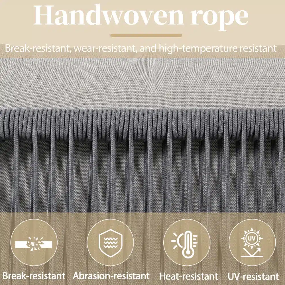 Lähedalt vaade käsitsi kootud hallile köiele, mis kaunistab luksusliku aiamööbli komplekti, nurgadiivani kõrval. Taustal on pehme kangas, mis loob elegantse ja vastupidava mulje.