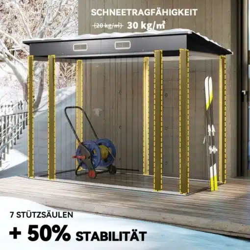 Aiamaja terasest topeltustega hall 249x121x183 cm | E-pood Tootemaailm Lumega kaetud aiamaja hallist terasest topeltustega, millel on seitse kollast tugisammast ja ruumis asuv voolikutööriist. Majal on tugev konstruktsioon, mis sobib ideaalselt talvisteks tingimusteks, pakkudes kaitset ja stabiilsust.