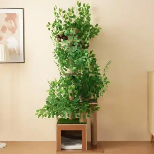 Kassipuu 190 cm, nelja platvormi ja kriimustuskindel MDF | E-pood Tootemaailm Kaunis kassipuu 190 cm kõrgusega, millel on neli platvormi ja kriimustuskindel MDF-viimistlus, ümbritsetud roheliste lehtedega. Kass mängib platvormidel elutuba meenutavas sisekujunduses.