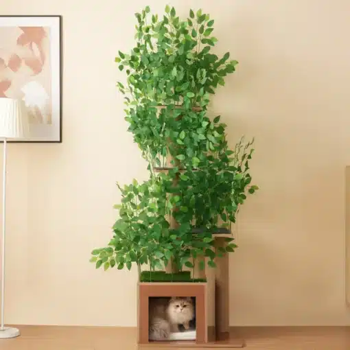 Kassipuu 190 cm, nelja platvormi ja kriimustuskindel MDF | E-pood Tootemaailm Kassipuu 190 cm, nelja platvormi ja kriimustuskindel MDF, millel on roheline lehestik ja alumisel tasemel hubane pesa, mille ees istub kass. Taustal hele beež sein, pilt ja lamp.