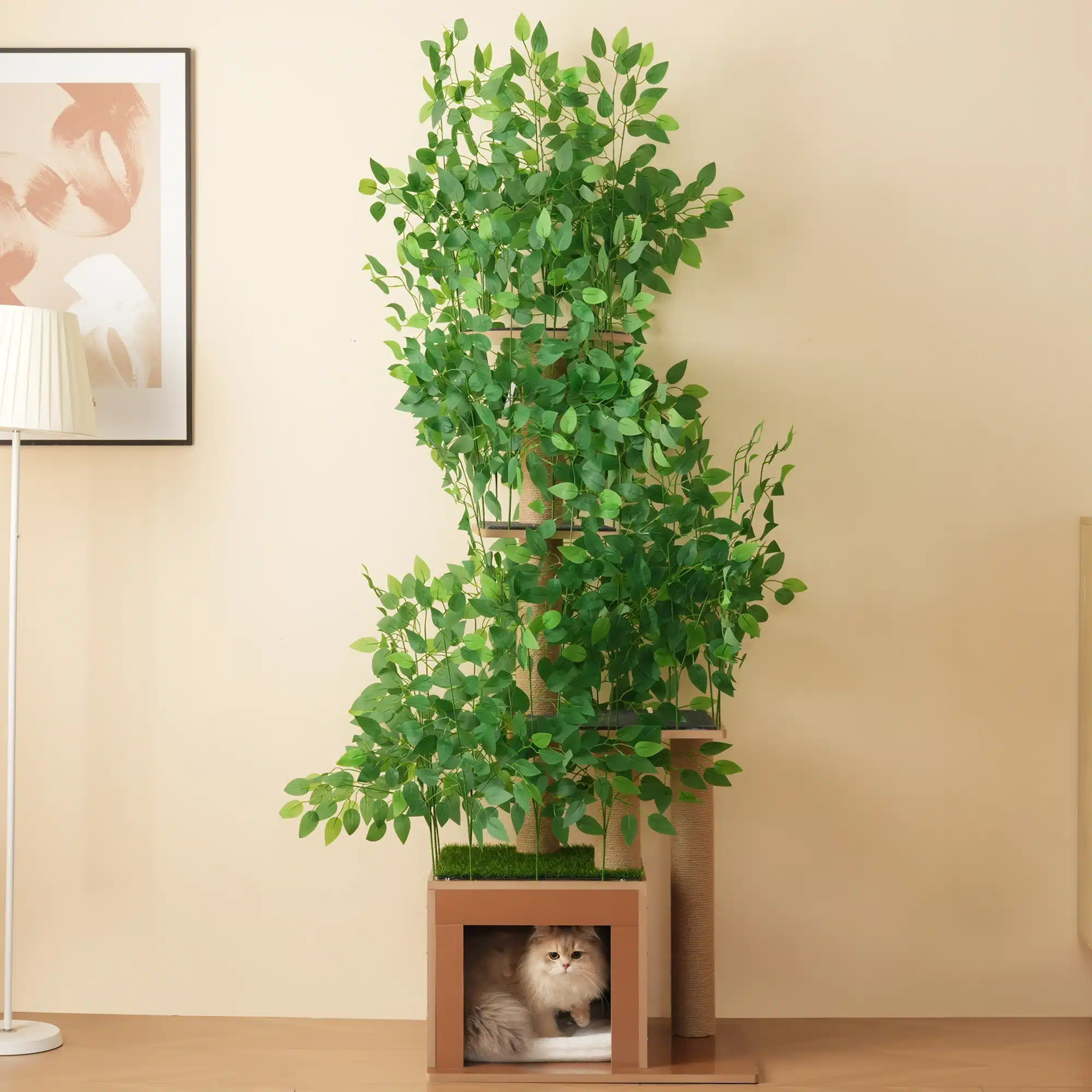 Elegantne ratta musta värvi kassipuu kõrgusega 190 cm, millel on neli platvormi ja kriimustuskindel MDF materjal, rohelised kunsttaimed ja varjuline pesa, tausta kaunistab maal ja lamp.