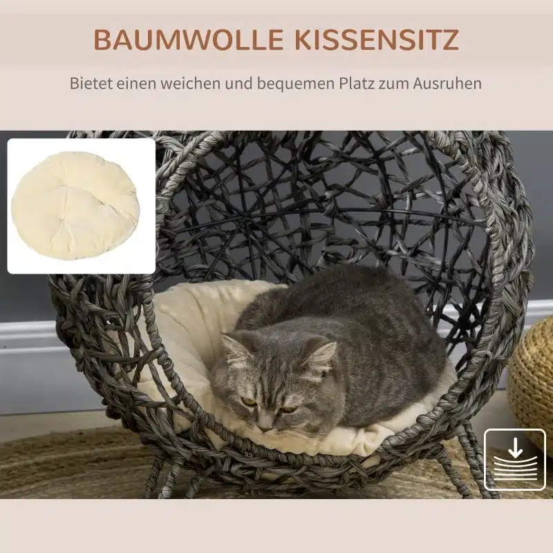 Kassimaja hõbehallis rotangist korvis, mille sees on pehme hele padi, on mugavalt lamamas hall karvane kass. Kassimaja on elegantse disainiga ja sobib hästi igasse interjööri.