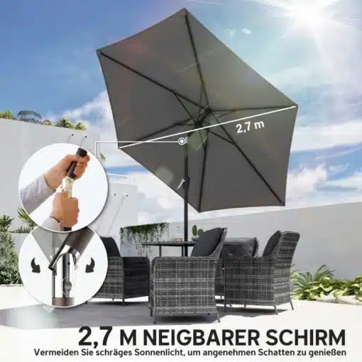 Päikesevari UV50+ vändaga, kallutatav, tumehall 270 cm | E-pood Tootemaailm Tumehall kallutatav päikesevari UV50+ kaitsega, mille läbimõõt on 270 cm. Päikesevarju avamine toimub hõlpsasti vända abil. Seda hoiab tugev metallpost, mis on paigaldatud aiatoolide ja laua kõrvale terrassil. Taustaks on sinine taevas ja mõned taimed.