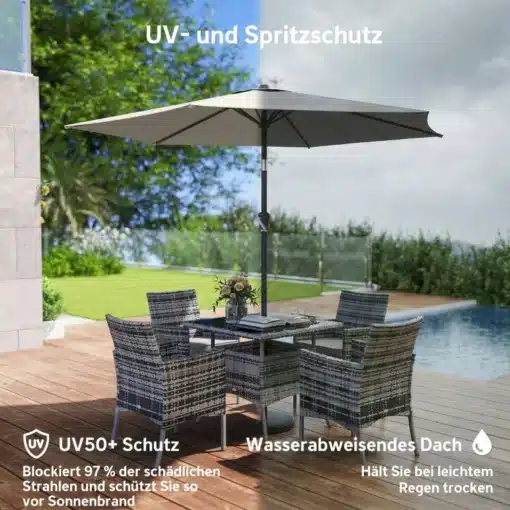 Päikesevari UV50+ vändaga, kallutatav, tumehall 270 cm | E-pood Tootemaailm Tumehall Päikesevari UV50+ vändaga, kallutatav, 270 cm, kaitseb päikese eest ning lisab elegantsi aiamööblile. Päikesevari on paigutatud stiilse rotangist aialaua juurde, taustal lopsakas aed ja selge sinine taevas.