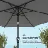 Päikesevari UV50+ vändaga, kallutatav, tumehall 270 cm | E-pood Tootemaailm Tumehall Päikesevari UV50+ vändaga, kallutatav, läbimõõduga 270 cm aias. Vari on avatud positsioonis, toetatud kuue tugevdatud ribiga. Taustal on sinine taevas ja rohelised taimed.