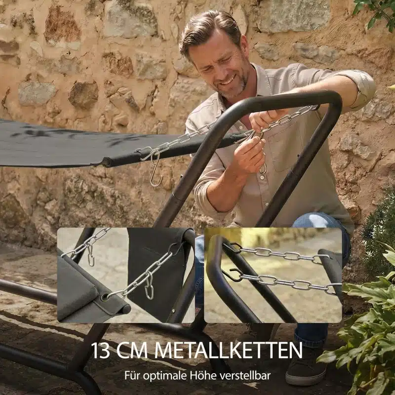 Mees kinnitamas metallketti rippvoodi aeda küljetasku ja peatoega 237x90 cm karkassile, taustal kivisein. Pildil on esiplaanil hõbedased metallklambrid musta kangaga raamiga.