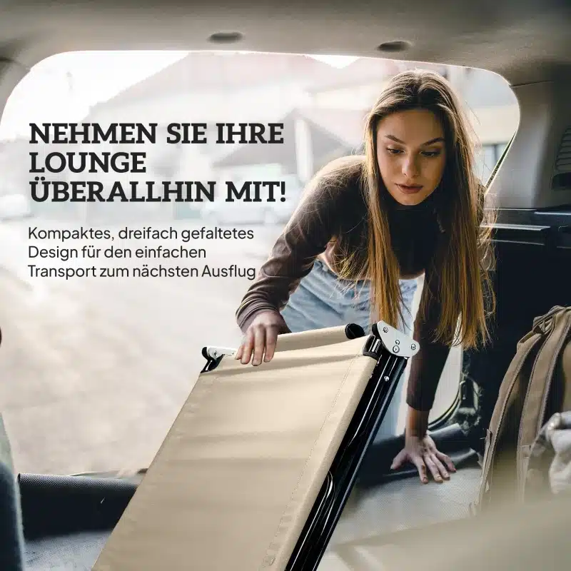 Naine pakib auto pagasiruumi beeži, kokkupandavat ja veekindlat lamamistooli näoavaga. Kõrval on masina tume polsterdus ja päikseline välivärvidus.