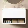 Valge vannitoakapp LED valgusti ja valamuga, mille all on avatud riiul rullitud käterätikutega, asetatud beežile taustale.