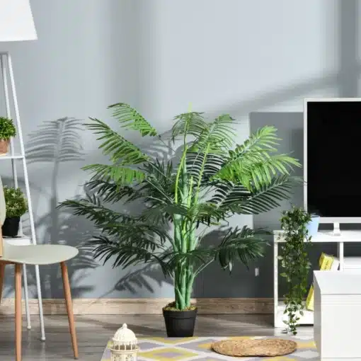 Kunstpalm 125 cm potis, suur dekoratiivtaim elutuppa | E-pood Tootemaailm Kunstpalm 125 cm potis, suur dekoratiivtaim elutuppa, rohelised lehed ja must pott, asetatud kaasaegsesse heledasse elutuppa.