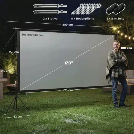 Projektoriekraan 100" 4K kahepoolne kokkupandav statiiviga | E-pood Tootemaailm Öine aias, suur 100-tolline 4K kaksikkülgne projektoriekraan statiiviga. Musta raamiga ekraan on muruplatsil üles seatud koos mõõtude joonistega, mille kõrval seisab inimene, andes suuruse võrdluse.