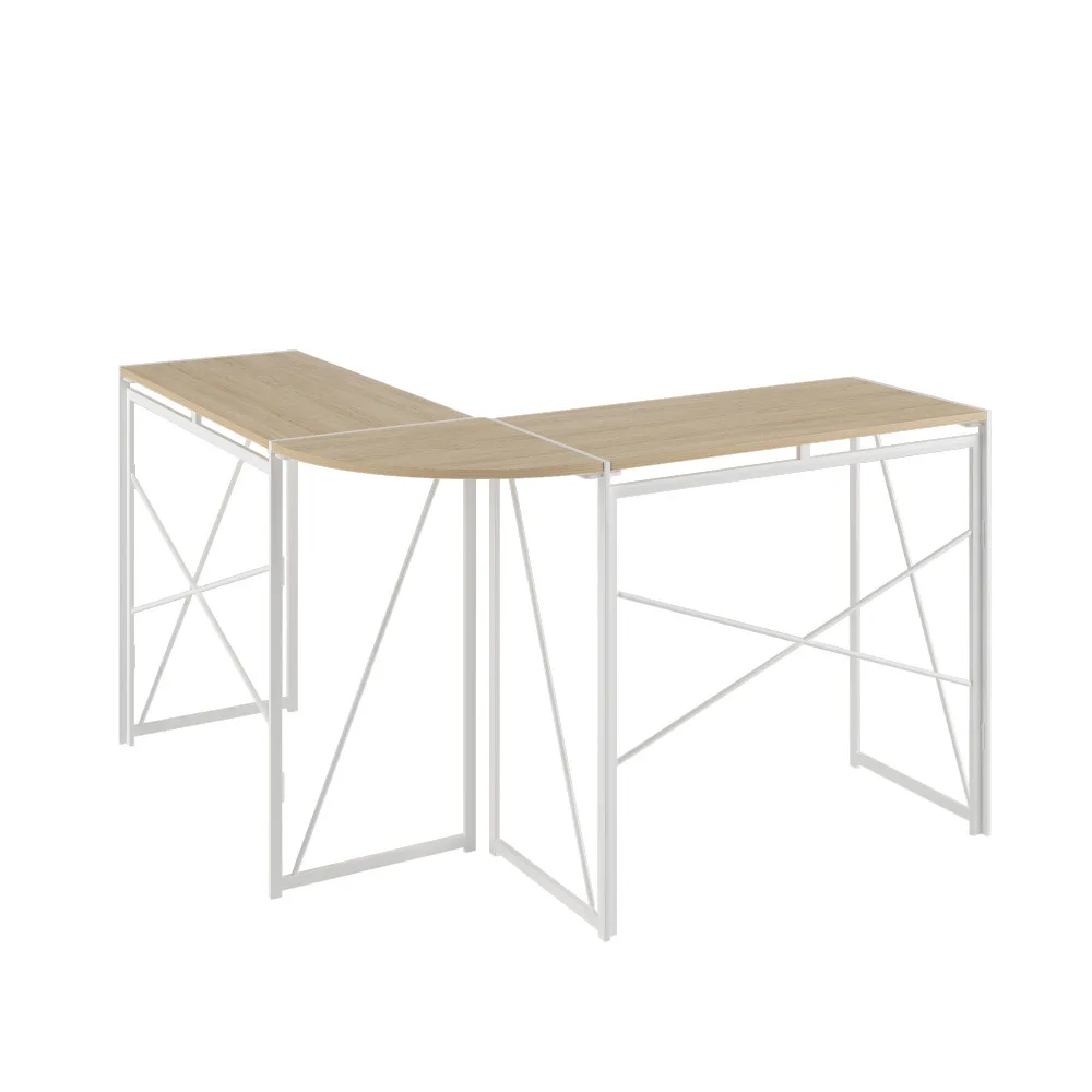 Nurgakujuline arvutilaud kodukontorisse, hele puit, valgete metalljalgadega, minimalistlik disain, valge taust.