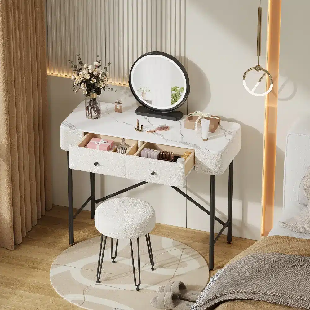 Tualettlaud LED-peegli ja marmorplaadiga magamistuppa: valge marmorist lauaplaat, musta raamiga LED-peegel, metalljalad, beez pesapallikujuline tool, puitpõrand ja stiilne dekoor.