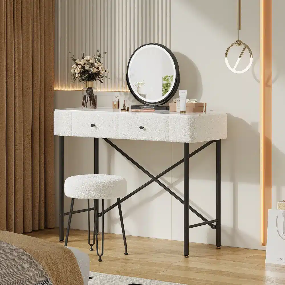 Elegantne tualettlaud LED-peegli ja marmorplaadiga, musta ja valget tooni, asub kaasaegses magamistoas. Laual on kosmeetikatooted ja taga on moodne valgusallikas. Taustal on pruunid kardinad ja dekoratiivsed seinad.