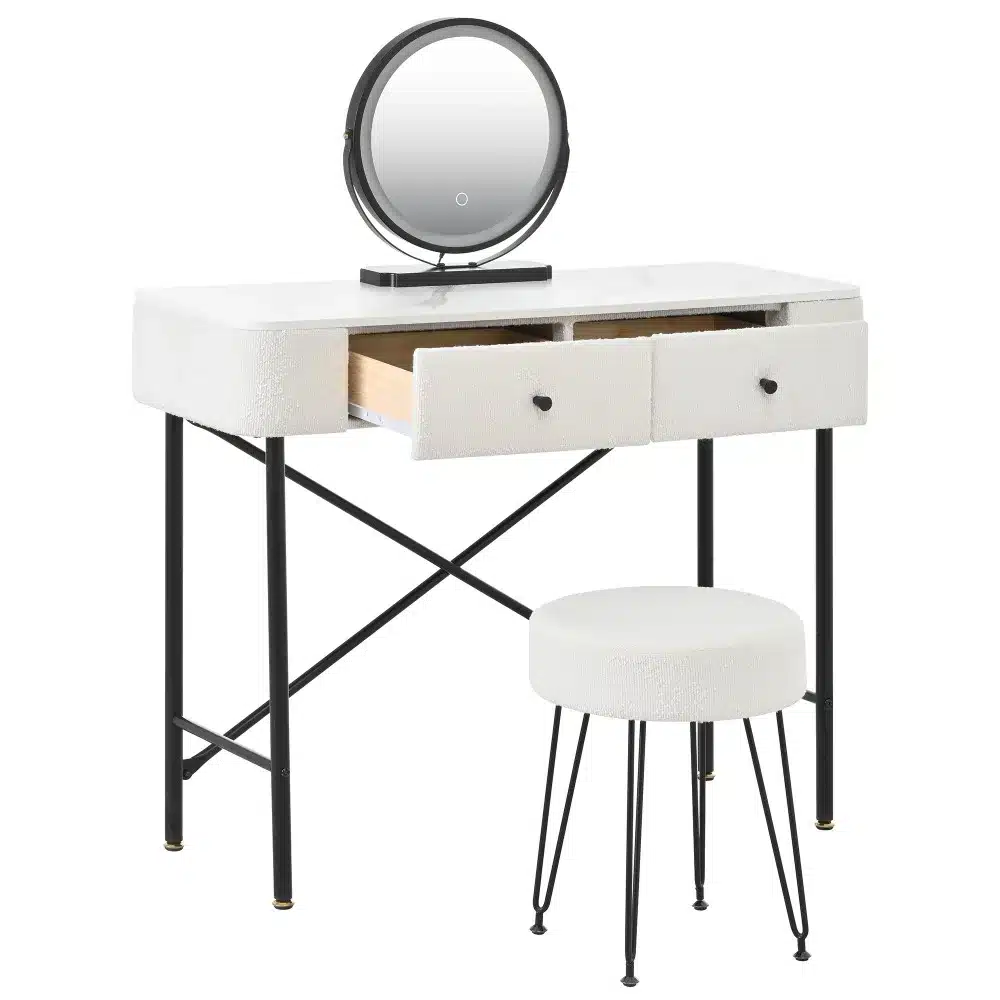 Elegantne tualettlaud LED-peegli ja marmorplaadiga, valget värvi lauaplaat ja mustad metallist jalad, lisaks valge ümar tool, sobiv magamistoa interjööri.