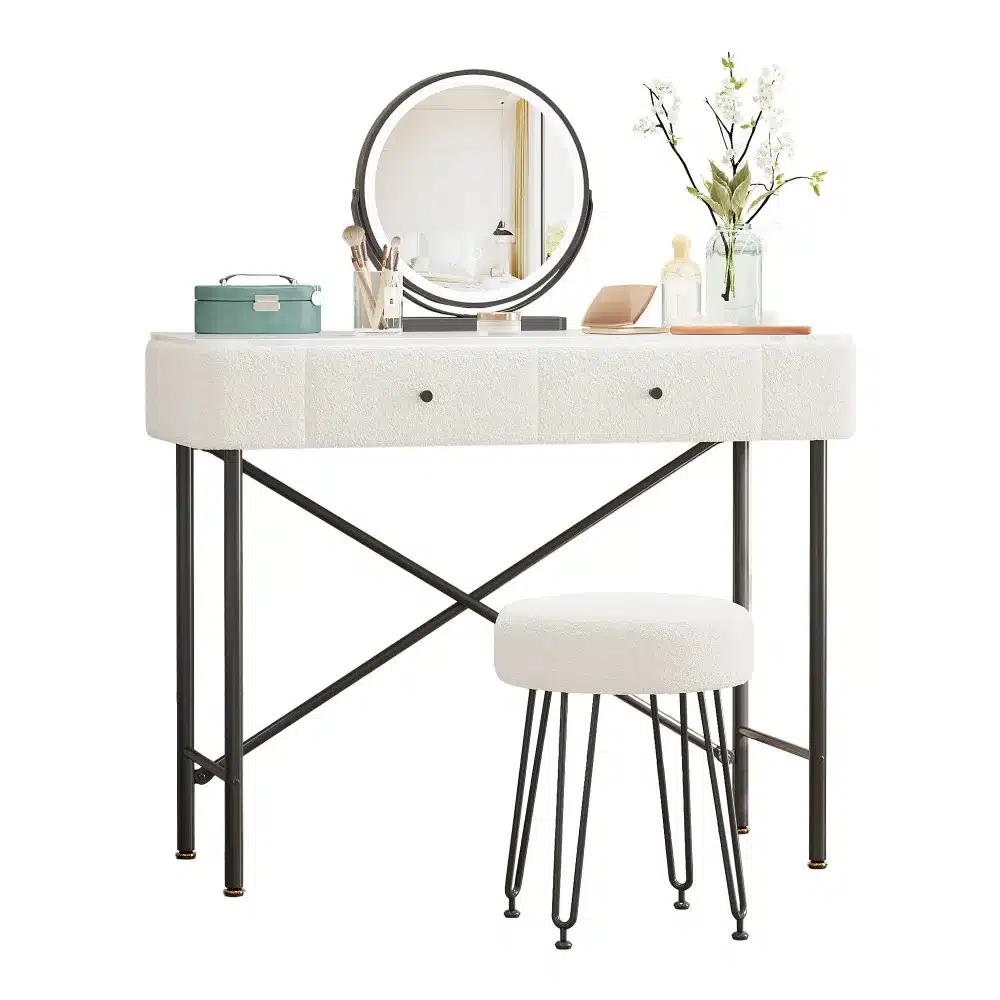 Elegantselt disainitud tualettlaud LED-peegli ja marmorplaadiga magamistuppa. Laud on musta metallist jalaga ja valge marmorist plaatidega, millel on lisatud peegel koos LED-valgustusega. Taustal on näha minimalistlikku magamistoa sisekujundust.