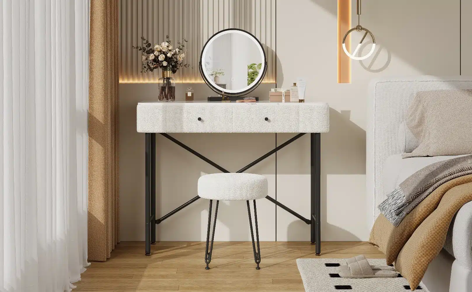 Stiilne tualettlaud LED-peegli ja marmorplaadiga asub valgusküllases magamistoas. Laud on minimalistliku disainiga, mustadest metalljalgadest ja elegantse helekivist töötasapinnaga. Taustal hele tapeet ja varahommikune valgus saadavad õrna atmosfääri.