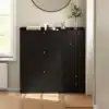 Jalatsikapp 3 klapiga must, istumispingiga, 119x24x122 cm | E-pood Tootemaailm Must jalatsikapp kolme klapiga koos istumispingiga, mis seisab valgusküllases ruumis puidust põrandal, taustal hele sein ja aken.