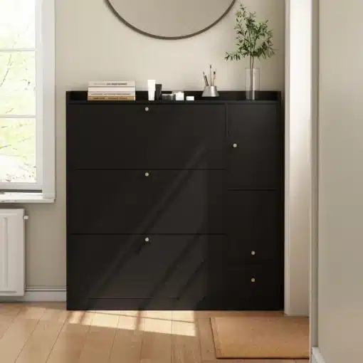 Jalatsikapp 3 klapiga must, istumispingiga, 119x24x122 cm | E-pood Tootemaailm Must jalatsikapp kolme klapiga koos istumispingiga, mis seisab valgusküllases ruumis puidust põrandal, taustal hele sein ja aken.