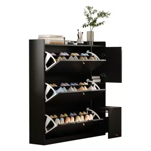 Jalatsikapp 3 klapiga must, istumispingiga, 119x24x122 cm | E-pood Tootemaailm Must jalatsikapp kolme klapiga, mugava istumispingiga, mõõtudega 119x24x122 cm, mille peal on mõned raamatud ja dekoratiivne taim, taustal neutraalsed värvid.