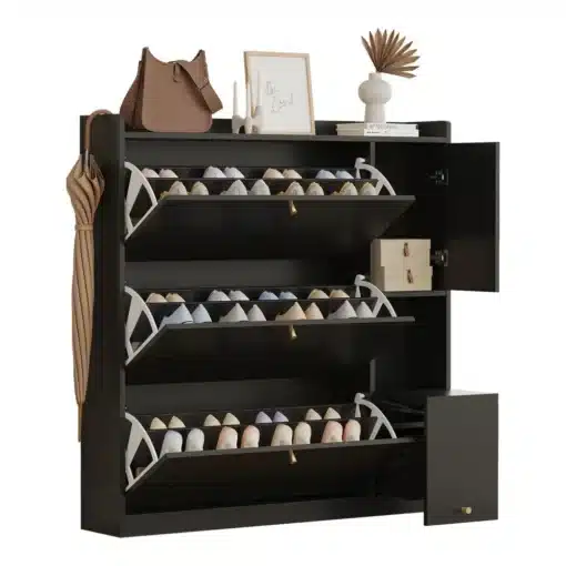 Jalatsikapp 3 klapiga must, istumispingiga, 119x24x122 cm | E-pood Tootemaailm Must jalatsikapp kolme klapiga, mille peal on pruun kott ja dekoratiivsed esemed. Kapp sisaldab mitut paari jalanõusid organiseeritult paigutatud klappide sees. Kapi kõrval on vihmavari rippumas.