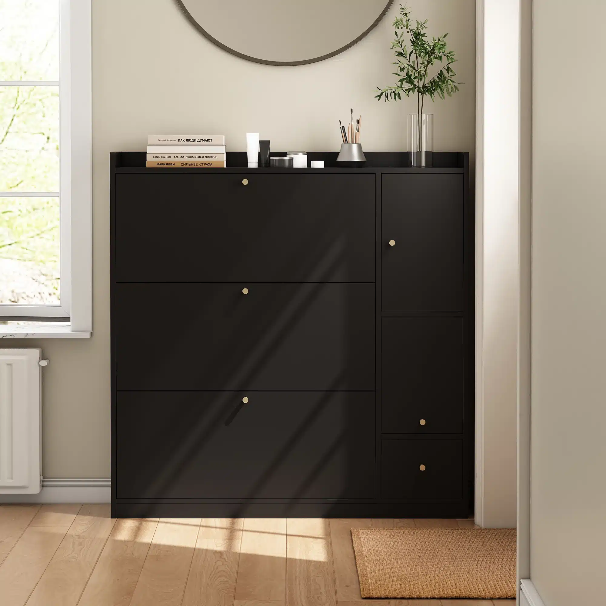 Stiilne must jalatsikapp kolme klapiga ning istumispingiga esikus, mille mõõdud on 119x24x122 cm. Kapil on puidust põrand ja hele taust koos sisekujunduselementidega, nagu peegel ning vaas taimedega.