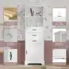 Vannitoakapp kolme sahtliga, reguleeritavad riiulid, valge | E-pood Tootemaailm Elegantne valge vannitoakapp kolme sahtliga, reguleeritavate riiulitega, mis on valmistatud kvaliteetsest MDF-plaadist. Kapil on mustad käepidemed ja anti-kipp mehhanism. Disainitud dekoratiivse ülaplaadi ja kaarjate jalgadega sobituma igasse kaasaegsesse vannituppa.