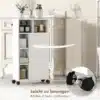 Vannitoakapp ratastel 3 sahtli ja 5 avatud riiuliga, valge | E-pood Tootemaailm Valge vannitoakapp ratastel, millel on kolm sahtlit ja viis avatud riiulit, seisab vannitoas plaatpõrandal neutraalse taustaga.