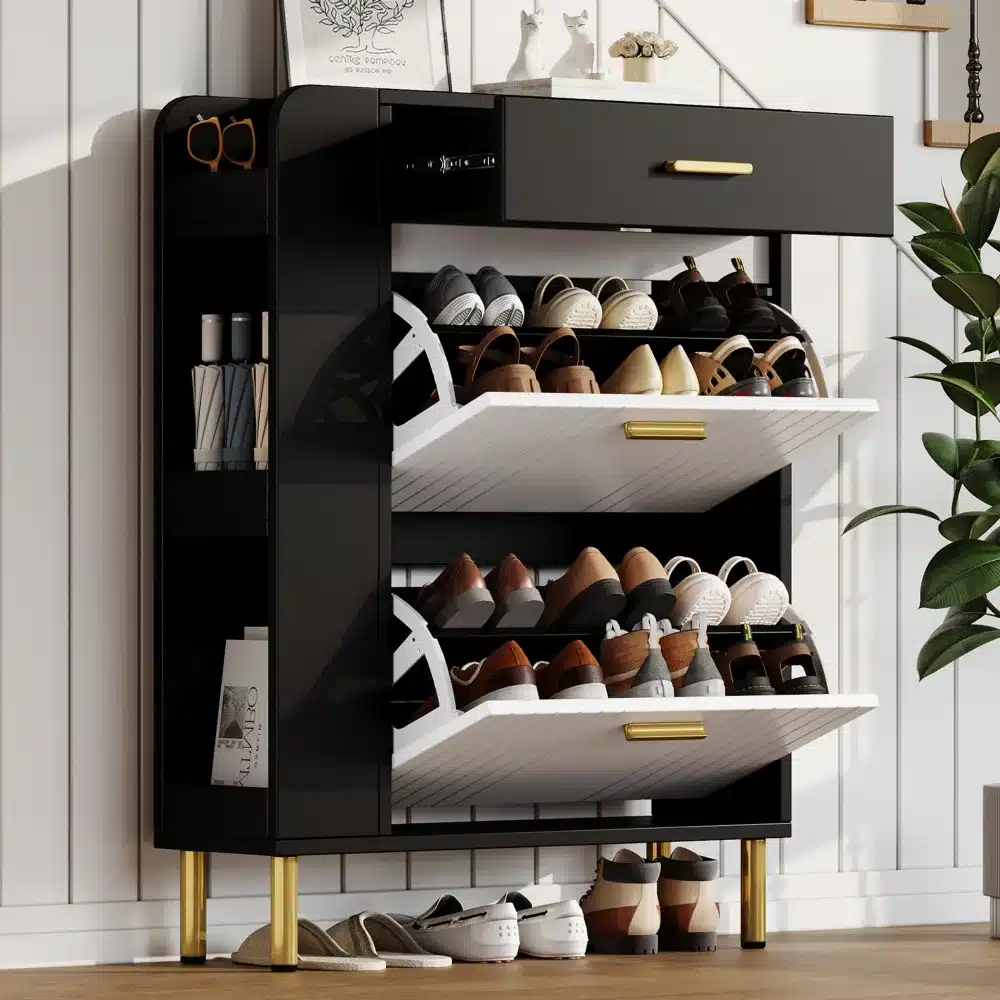 Kingariiul kitsas, must-valge, 80 cm, kahe klapi ja kolme avatud osaga, mahutab kingad puhtalt ja stiilselt esiku valgete seinapaneelide taustal.