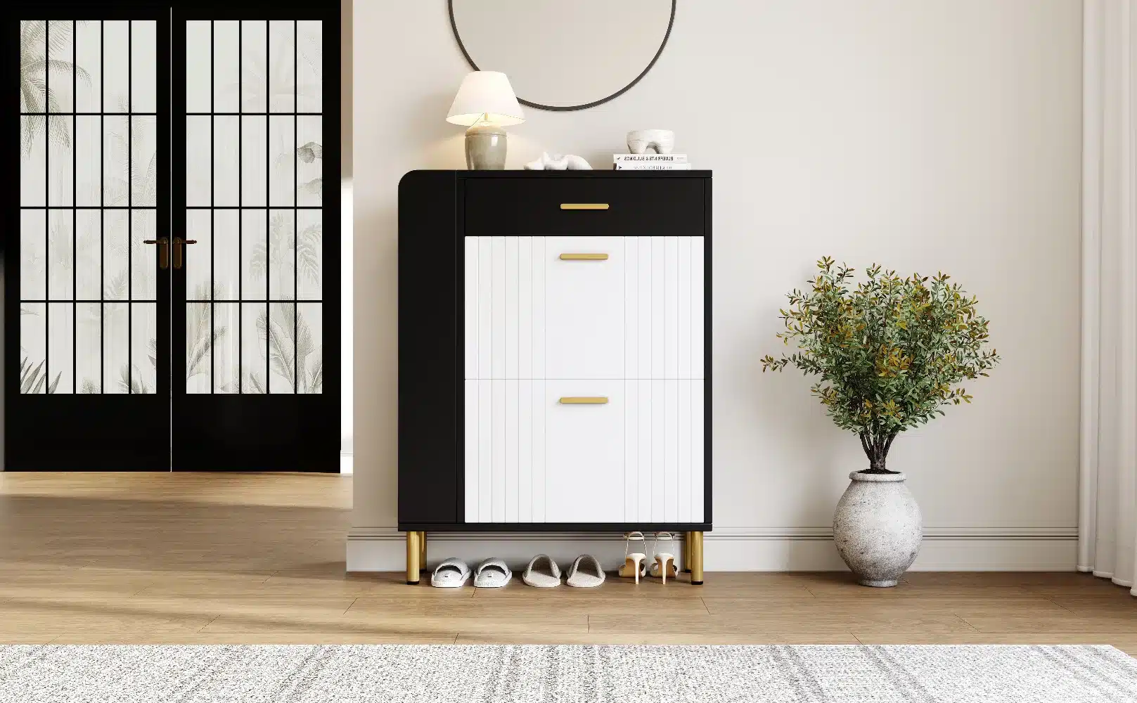 Kingariiul kitsas, must-valge, 80 cm, 2 klappi, 3 avatud osa, seisab elegantse esiku seinal prantsuse uste kõrval. Riiulil on dekoratiivne taim ja modernne lamp.