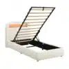 Disain voodi panipaigaga , LED-valgustusega 90x200 | E-pood Tootemaailm Valge disain voodi integreeritud panipaigaga ja LED-valgustusega, mõõdus 90x200. Voodil on tumeda raamiga tõstetav madratsialus, mis paljastab avara hoiuruumi. Taustal heledas stiilis peats LED-valgustiga.