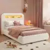 Disain voodi panipaigaga , LED-valgustusega 90x200 | E-pood Tootemaailm Disain voodi panipaigaga, LED-valgustusega 90x200, pehme beeži kangaga, hubases magamistoas, millel on soojad ja pastelsed toonid, puidust mänguasjad ja tähekujulised seinakaunistused.