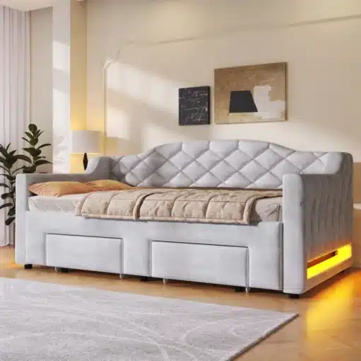 Kvaliteetne lahtikäiv voodi LED-valgustusega ja sahtlitega | E-pood Tootemaailm Kvaliteetne lahtikäiv voodi LED-valgustusega ja sahtlitega, halli polstriga elegantses magamistoas, hele puitpõrand ja seinad kaunistatud kunstiteostega.