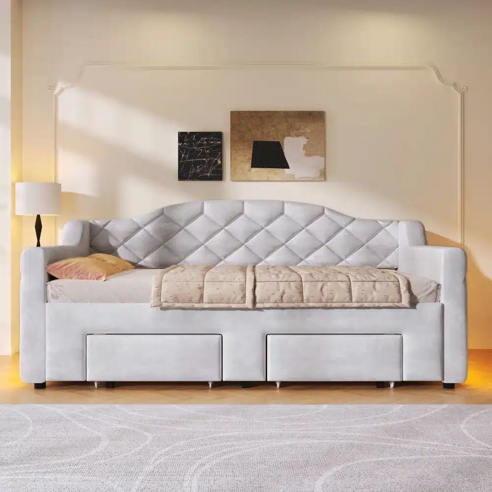Elegantses magamistoas kesksel kohal olev kvaliteetne lahtikäiv voodi LED-valgustusega ja sahtlitega, kaasaegse kreemjat tooni pehme kattega ning polsterdatud seljatoega. Voodi ümber on maitsekalt paigutatud kunstiteoseid ja põrandalampi.