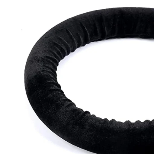 Tõkkepostid musta sametköiega üritustele 8 tk 95 cm | E-pood Tootemaailm Tõkkepostid musta sametköiega üritustele, esiplaanil on must sametist köis sujuvalt kumerduva detailiga valguse käes.