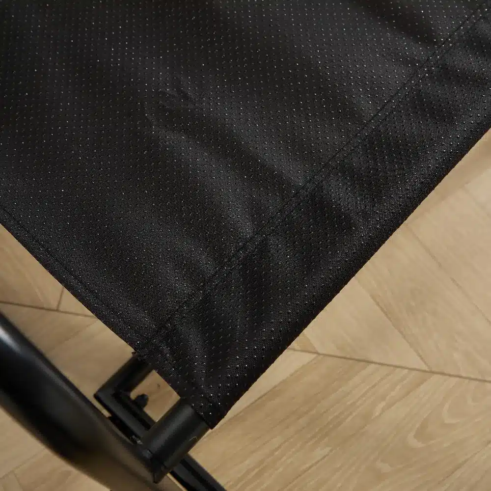 Kiiktool pehme halli padjaga musta raamiga, mille detailsele vaatele keskendub pildil musta metallraami tugevus ja stabiilsus ning halli padja pehmus. Taustal hele puidust põrand, mis loob kontrasti mööbli modernse kujundusega.