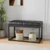 Metallraamiga kunstnahast vintage stiilis pink | E-pood Tootemaailm Elegantne metallraamiga kunstnahast vintage stiilis pink musta nahast padjakattega ning nööbitud detailidega, asetatud stiilsesse interjööri heledal puitpõrandal koos punutud korvidega.