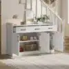 Kummut triibulise disainiga, valge, 120x35x80 cm, 3 sahtlit | E-pood Tootemaailm Stiilne valge kummut triibulise disainiga, mõõtmetega 120x35x80 cm, sisaldab kolme sahtlit ja mitmeid avatud riiuleid, sobides ideaalselt elutoa või esiku interjööri.