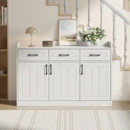 Kummut triibulise disainiga, valge, 120x35x80 cm, 3 sahtlit | E-pood Tootemaailm Valge kummut triibulise disainiga, mõõtmetega 120x35x80 cm, millel on kolm sahtlit ja mustad käepidemed. See on paigutatud heleduse ja dekoratiivsete esemete keskkonda, mis lisab ruumile stiili ja funktsionaalsust.
