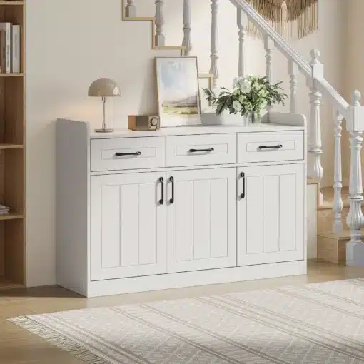 Kummut triibulise disainiga, valge, 120x35x80 cm, 3 sahtlit | E-pood Tootemaailm Valge triibulise disainiga kummut, mõõtmetega 120x35x80 cm, kolme sahtliga, asetseb valgusküllases ruumis trepi kõrval. Tähelepanu köidavad mustad käepidemed ja minimalistlik kuju. Ruumis on ka lambikuppel ja lillevaas kummuti peal.