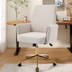 Elegantne Päärlev kontoritool reguleeritava kõrguse ja ergonoomilise disainiga, helebeeži pehme polstriga ning metallik-kuldse alusega mugavas kodukontori keskkonnas.