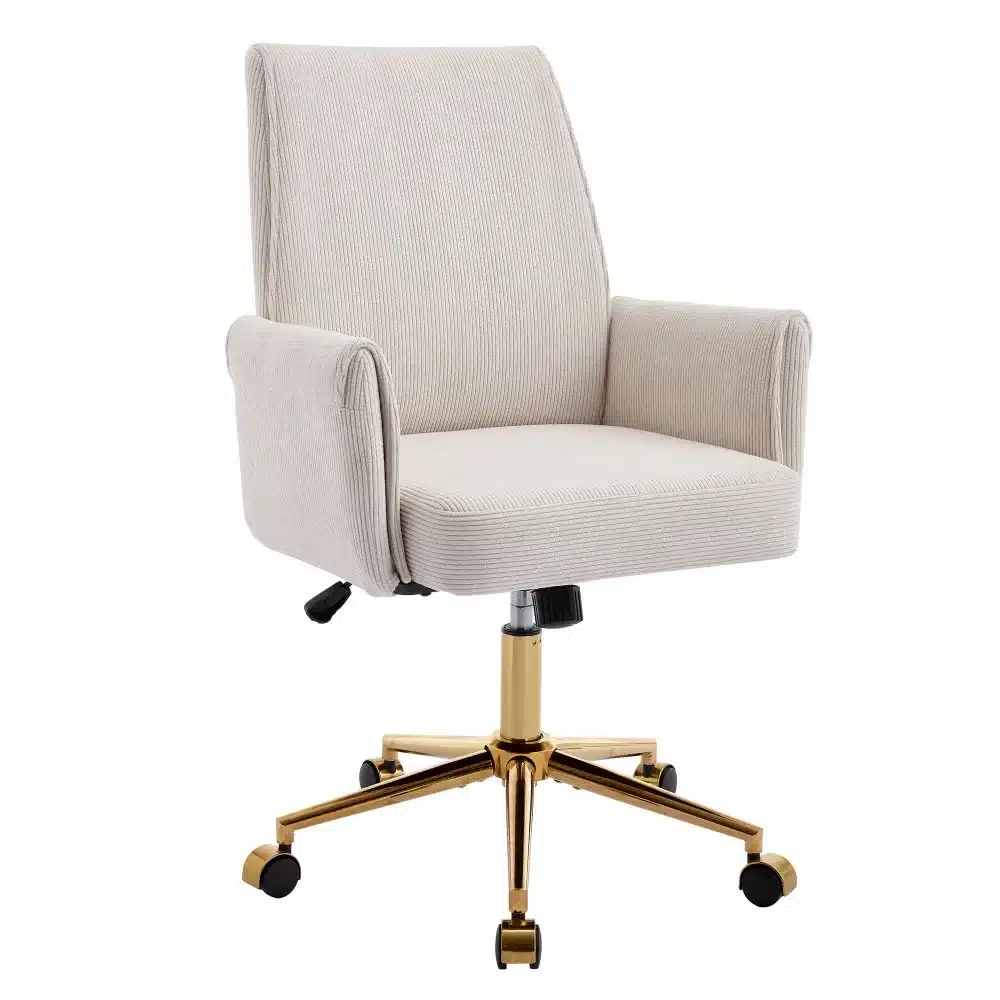 Päärlev kontoritool reguleeritava kõrguse ja ergonoomilise disainiga, hele beež polster metalljalaga, mis on kullatud ja ratastel, valgel taustal.
