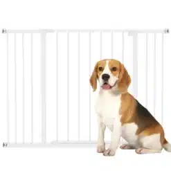 Valge metallist lemmiklooma turvavärav trepile, mille ees istub rõõmus beagle koer. Värav kinnitub kindlalt seinale ja on kohandatav laiusega 76-107 cm.