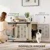 Koeraboks ratastel liuguksega puidust ja terasest | E-pood Tootemaailm Koeraboks ratastel liuguksega puidust ja terasest, elegantne hele puitmaterjal ja vastupidavad terasest liuguksed, taustal seinapilt, väiketaimed, dekoratiivesemed ja naine, kes avab boksis liugust.