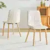 Söögitoolid riidest kangaga, puidust jalad, komplekt 2 tk | E-pood Tootemaailm Kahe söögitooli komplekt riidest kangaga, mis on hele ja tekstuuriga; toolid seisavad puidust jalgadel. Taustal hele sein ja puidust kapp, põrandal mustriga vaip.