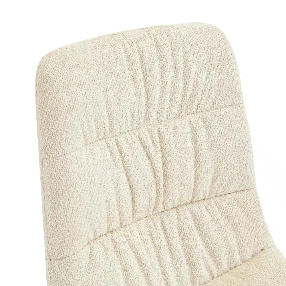 Lähedalt vaade söögitooli seljatoele, mis on kaetud pehme riidest kangaga. Seljatoel on naturaalsest puidust jalad, pakkudes elegantset ja mugavat disaini oma kodu sööginurkadesse.