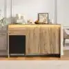 Puidust disain kummut LED valgustusega 120x76x40 cm | E-pood Tootemaailm Puidust disain kummut LED valgustusega, mõõtudega 120x76x40 cm, seisab elegantselt elutoas helebeeži seinaga taustal. Kummuti peal on kaasaegsed dekoratiivesemed nagu mahlapress, pudelid ja abstraktne kunstiteos.