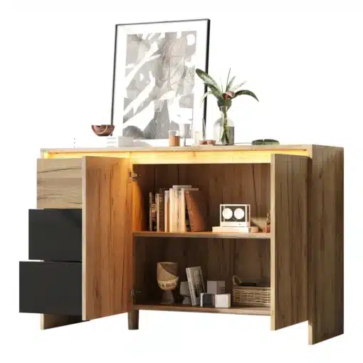 Puidust disain kummut LED valgustusega 120x76x40 cm | E-pood Tootemaailm Puidust disain kummut LED valgustusega, mõõtmetega 120x76x40 cm, tammepuidust viimistlusega, mis seisab valgel taustal. Kummutil on kaks musta sahtlit ja avatud riiulid koos dekoratiivsete elementidega ning pealmisel pinnal kunstiteos ja vaas.