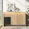 Puidust disain kummut LED valgustusega 120x76x40 cm | E-pood Tootemaailm Puidust disain kummut LED valgustusega, mõõtmetega 120x76x40 cm, heledast puidust viimistlusega ja modernse dekoratiivse LED valgustusega elutoas, koos taime ning kunstiteosega taustal.